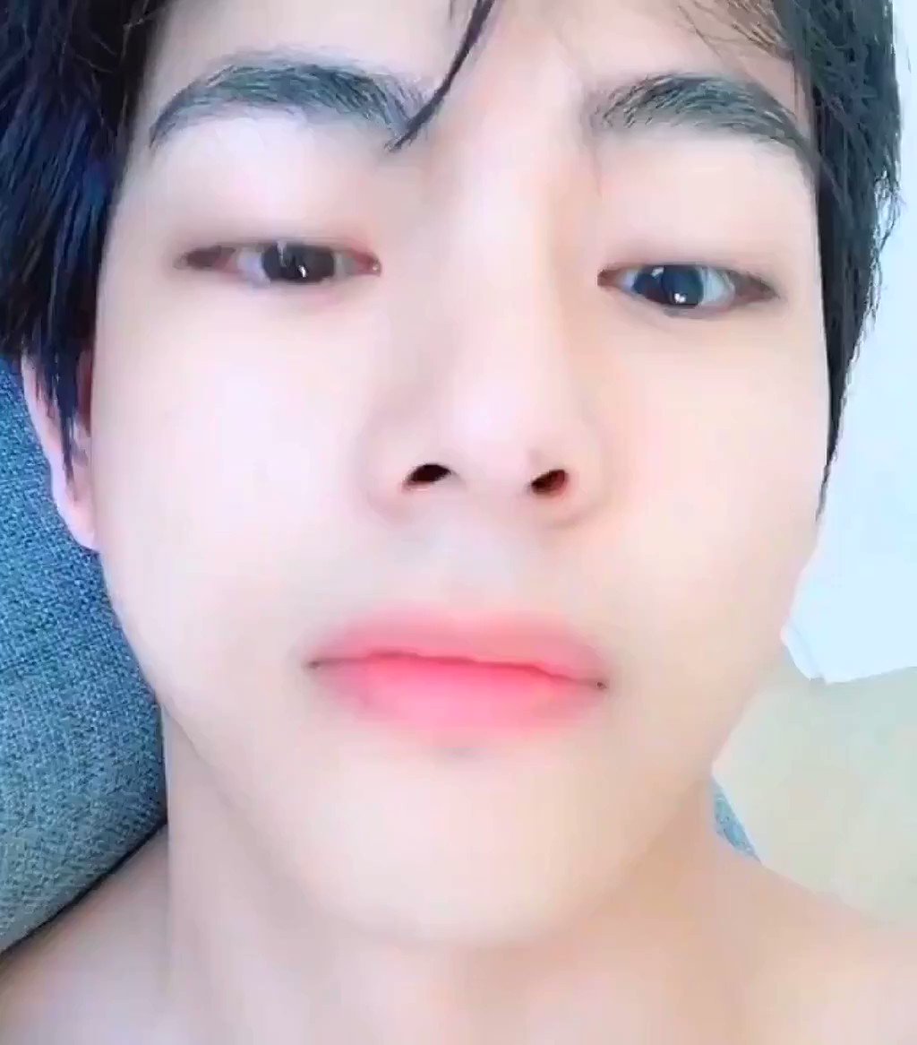 (ano Upchar) Barefaced Taehyung, he looks so ethereal without even trying, this is what perfection looks like.#VonVacation #TaehyungTannieTime