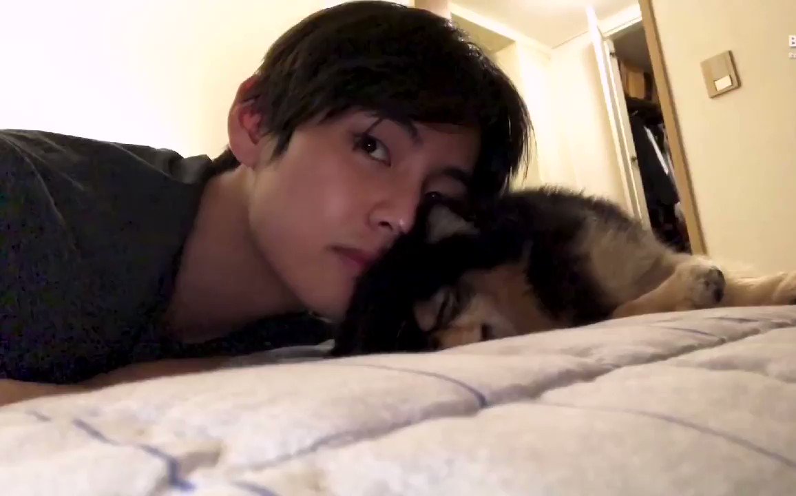 (Vano Upchar)Does tannie always falls asleep while getting all these kisses and cute face rubs from taehyung on his back?!!! IM DEVASTATED 😭#VonVacation#TaehyungTannieTime