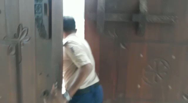 بمشاعر صادقة بالفيديو وتحت المطر.. رجل أمن يهرع لرفع العَلَم السعودي بعد سقوطه بسبب الرياح.https://sabq.org/8Pvzpr