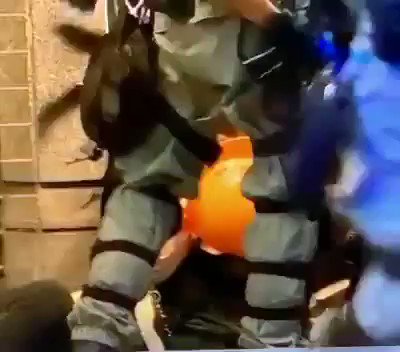 10月6日に、香港警察はいつものように、多くの市民を拘束しました。その中で、この映像がテレビで流れました。
ずっと忘れられないです。この表情から見られる恐怖感を。
#香港デモ #香港警察