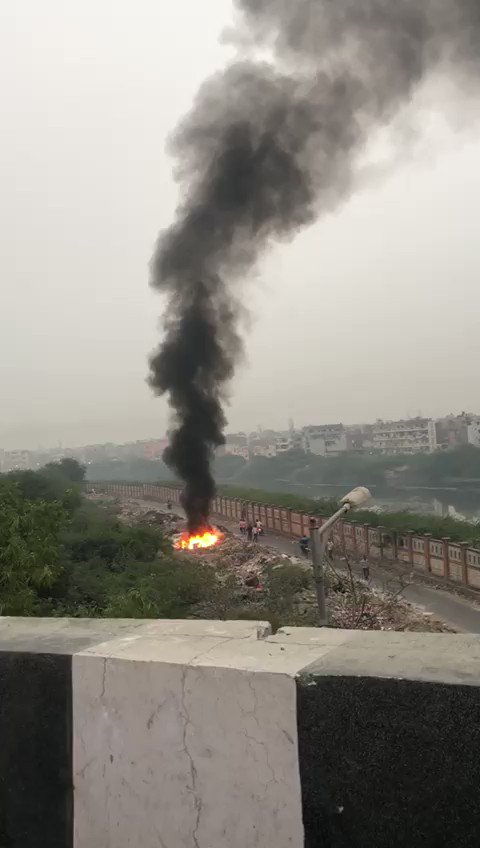 This is happening in Delhi ... why are you misleading people of Delhi CM @ArvindKejriwal ji? No visionNo PolicyNo implementation... total failure & inability of the AAP Government in controlling pollution. Delhi will not forgive you.