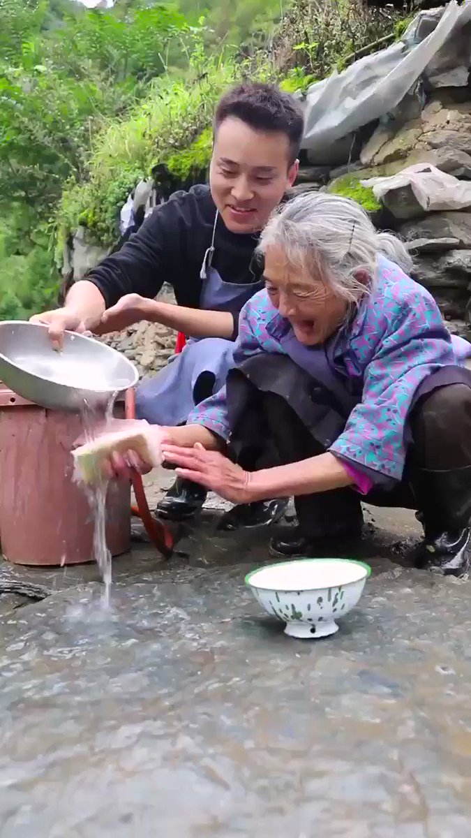 中国のおばあちゃんが作る 卵餃子 の動画が美味しそうだしほっこりするしで思わず笑顔になるみなさん 丁寧な料理だなぁ Togetter