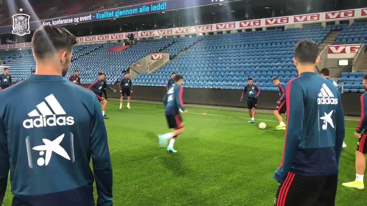Selección de Fútbol on Twitter: "👌🏻✓ ¡Rondo perfecto para arrancar el entrenamiento en el Ulevaal Stadion de Oslo! ⚽️ Es nuestra última sesión preparatoria. Mañana, a las 20.45h. (📺 @La1_tve) nos