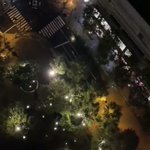 武蔵小杉駅が冠水している!なのにプールみたいにして遊んでる・・・。