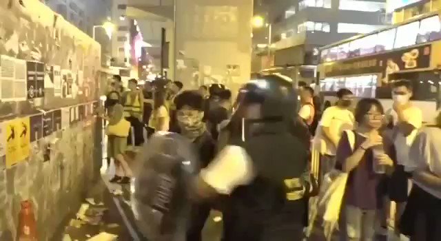 昨日、若者を暴行する警察を止めようとした女性を攻撃をする香港警察。
#香港デモ #香港警察
Source:
https://www.facebook.com/100138524727806/posts/119635389444786/ …