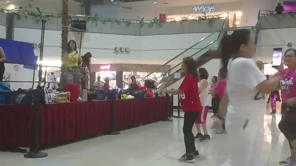 「El Baile Del Gavilan」後半♪両サイドの方2人は現地のイントラさんです♥私のコリオ一緒に踊ってくれて嬉しかったです😍!#グアム #海外 #海外旅行 #動画 #ダンス #Zumba #楽しい #fitness #Instructor #フィットネス