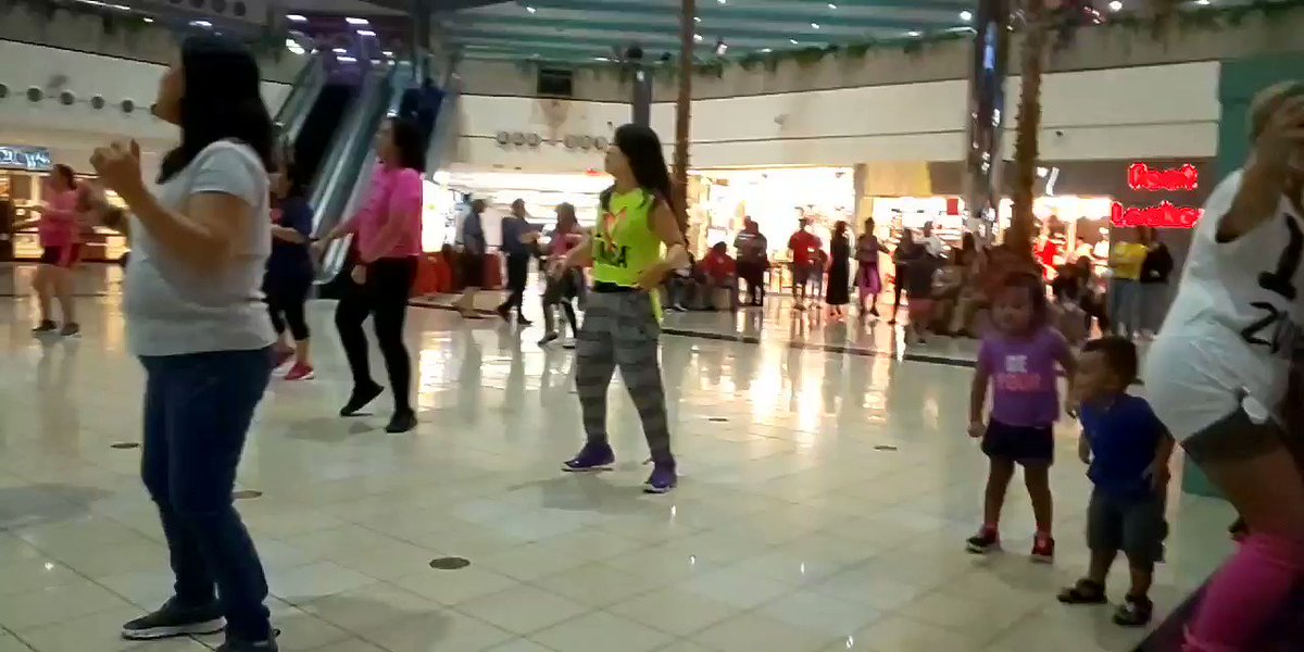 イントラバレして指される前は…後ろで現地の子どもとZUMBAしてました♪子どもと戯れZUMBAしてる、子どもが大好きな愛理せんせーです♥#グアム #海外 #海外旅行 #動画 #ダンス #Zumba #楽しい #fitness #Instructor #フィットネス #子供 #子ども #かわいい #カワイイ #可愛い子