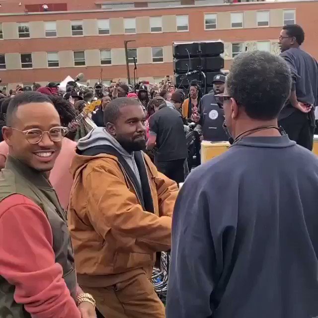 Ye bringing the running man back😂