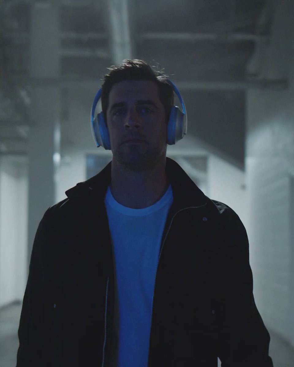 Heads up. Hands free. And head clear for #MNF. @AaronRodgers12 #DETvsGB #NFL100 #BoseHeadphones 🎧 http://bose.life/2lYiFRx