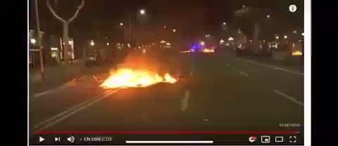 Amazing ... A policeman caught throwing fences into the fire .. It is not an isolated event.They have instructions to burn Catalonia to criminalize the independence movement..Then the media will fine tune it and tell you that they were terrorists #Tsunamidemocratic @BenEmmerson1
