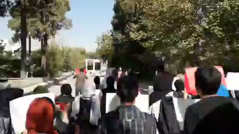 Oct 16 - Tehran, #Iran
Tehran University students rallying & protesting @HassanRouhani's visit to their campus.
Chants:
"College students & workers are in one trench"
"Release jailed college students"
"Release jailed workers"
"Female dorms are prisons"
"Release jailed teachers"