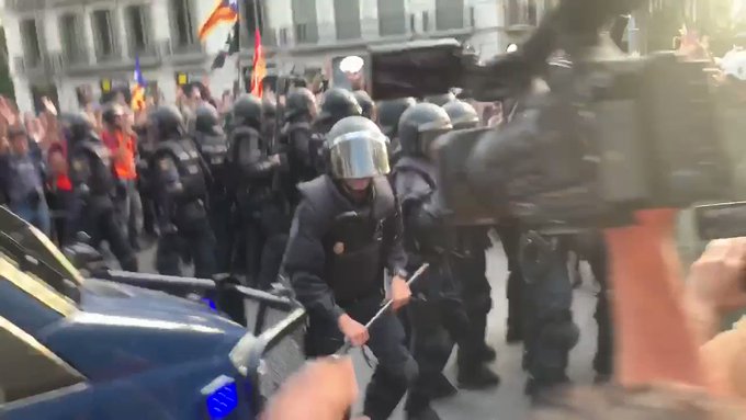Dramatic Footage Shows National Spanish Police In Brutal Catalonia Protest Crackdown KKj16DDSGc1Px8JQ?format=jpg&name=small