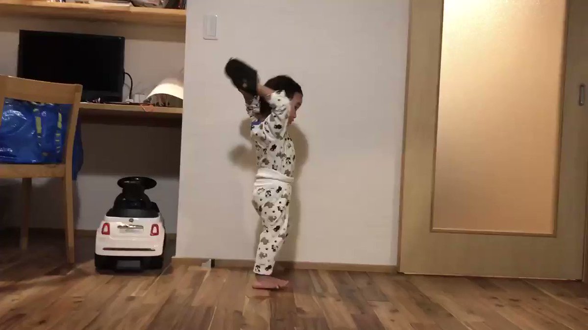 2歳児の投球フォームを見てください！結構早い球を投げる。将来は野球選手だ！