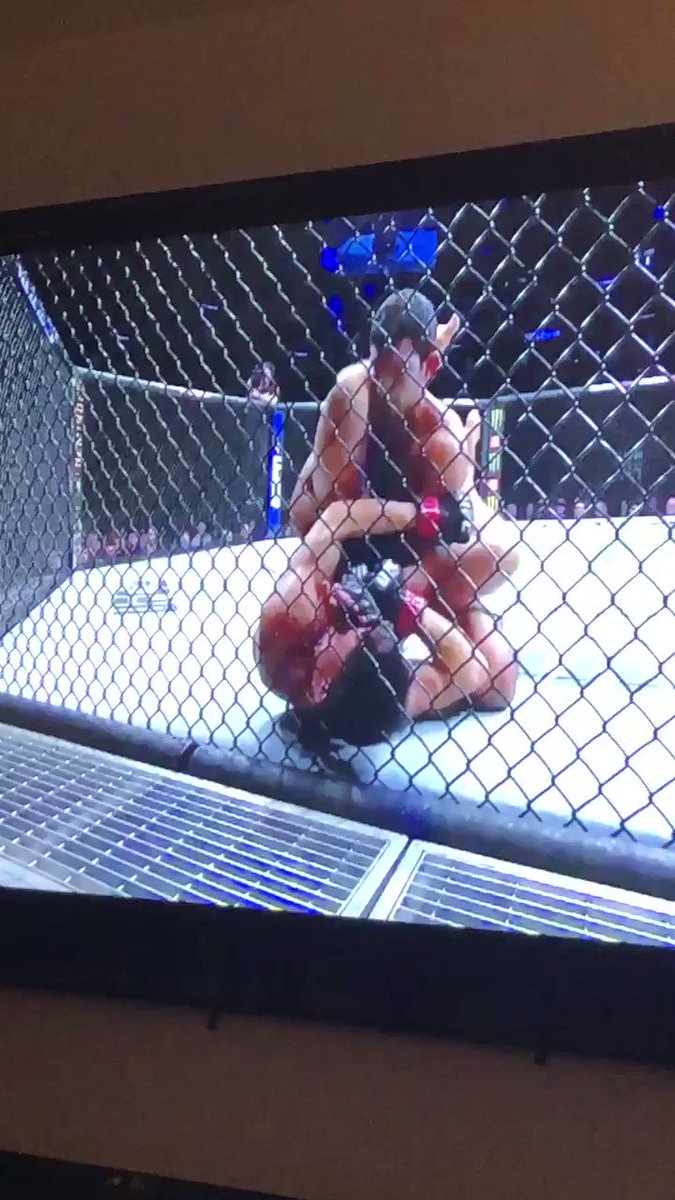 Charles Rosa cheated on Saturday night by hooking his toes into the cage to complete the armbar.
The @UFC then gave him a $50,000 performance bonus! Lauzon, Barber and Randy Costa all missed out.
What the actual fuck???
#UFCSingapore