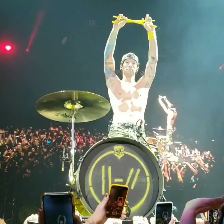 One of my favorite moments ever in the history of life. #twentyonepilots #banditouniversitypark #skeletonclique #banditotour @joshuadun @twentyonepilots