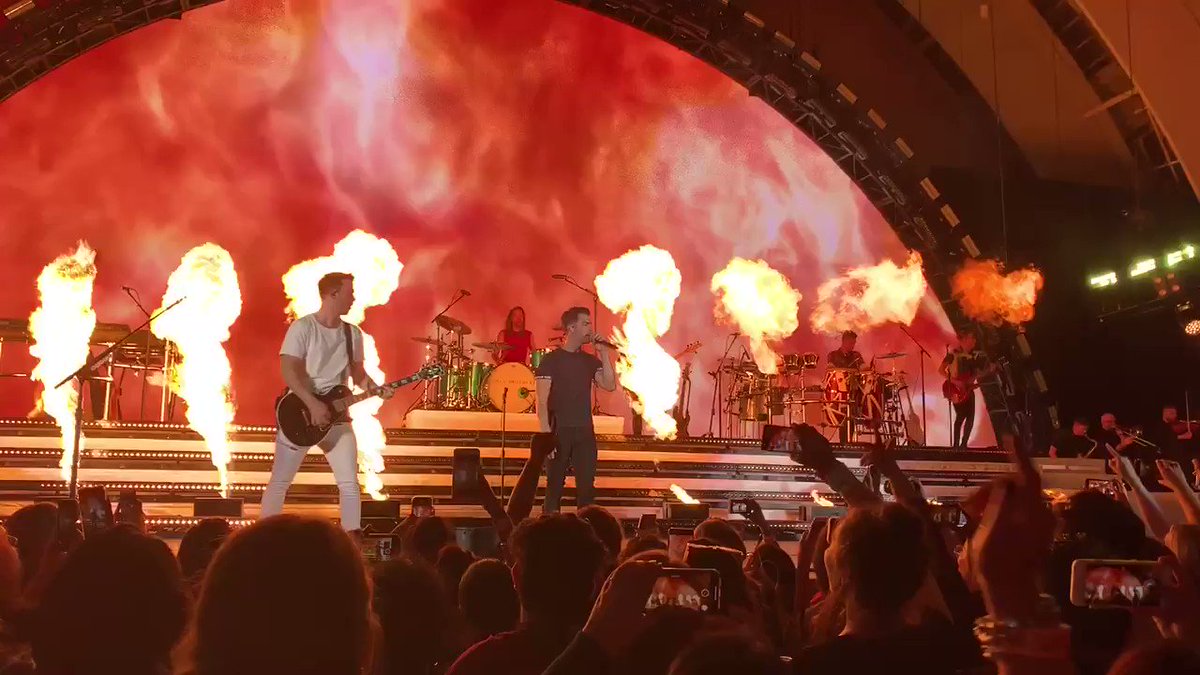 OMFG BIG ROB CAME OUT !!!! #happinessbeginstour @jonasbrothers