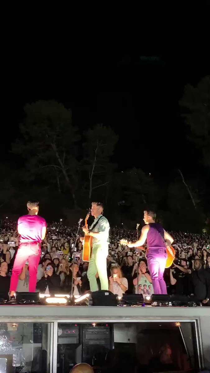 it was definitely wonderful in california 🥰
thanks @jonasbrothers for hello beautiful as the fan request song!!
#happinessbeginstour @JonasConcerts