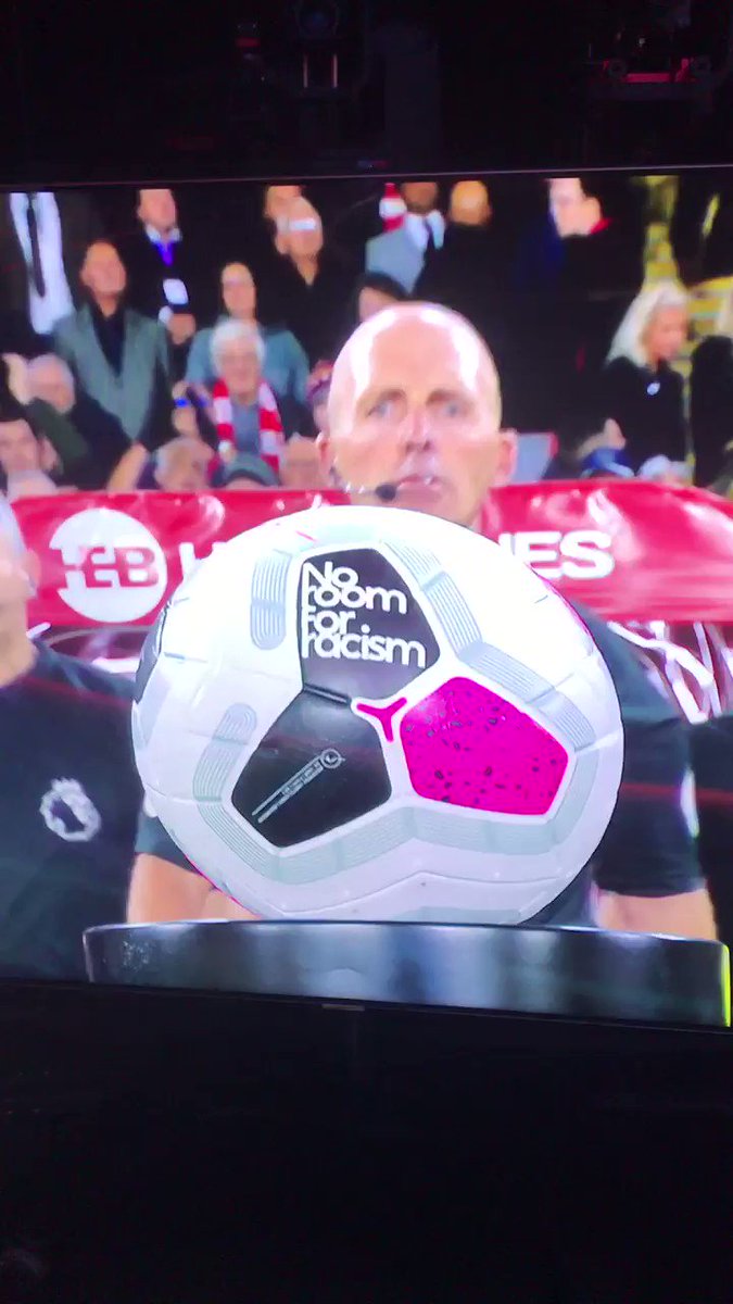 @FootyLimbs's photo on mike dean