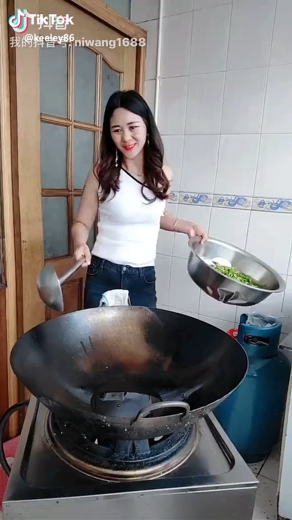落ち込んだときは躍りながら大鍋を振るこちらのお姉さんを見て元気だしてww