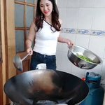 落ち込んだときは躍りながら大鍋を振るこちらのお姉さんを見て元気だしてw