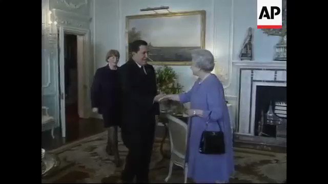 Arepita på Twitter: "#23Oct ??El momento en el que Chávez intenta abrazar  a la reina Elizabeth II y ella se echa para atrás: video de @APNews de la  visita oficial a Londres
