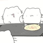 お好み焼きを食べようとしている3匹の猫に悲劇が・・・!？