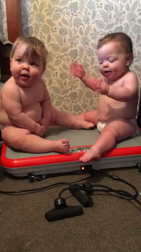 一見とってもかわいい赤ちゃんですが、揺さぶりすぎて倒れこむ！！