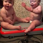 一見とってもかわいい赤ちゃんですが、揺さぶりすぎて倒れこむ!