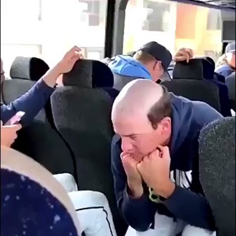 本人がいいならそれでOK？ハゲの頭を使った遊びwww
