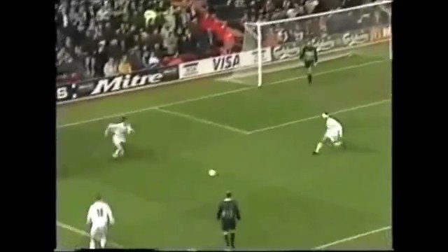 Happy 39th birthday to former Leeds number 39 Alan Smith..... 