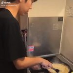 取っ手も飛べる～？ティファール♪ノリノリで料理しすぎた結果、とんでもない悲劇にw