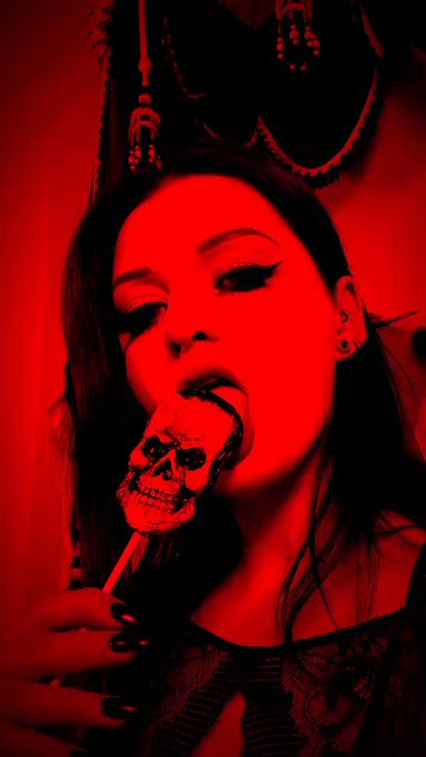 LICKING https://t.co/CgJv8zavG4