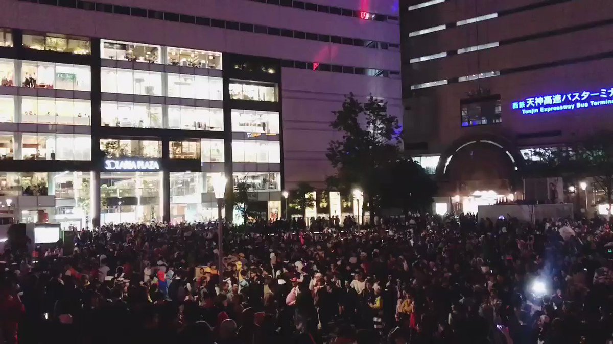 ハロウィン渋谷に負けじと福岡の警固公園もすごい人！