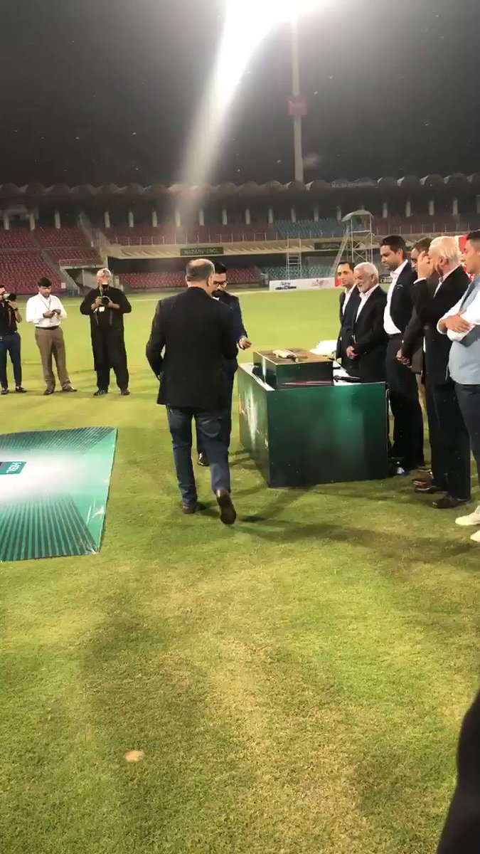 Woooaaahhhh!!! Quetta Gladiators have got the first pick of HBL PSL Season 5.
Great work our owner @nadeem_omar57 https://t.co/Iha34dA0jE