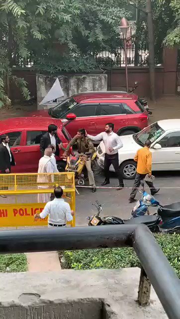 तीस हज़ारी कोर्ट में हुये विवाद के नाम पर दिल्ली में वकील गुंडागर्दी पर उतर आये है। साकेत कोर्ट के बाहर पेट्रोलिंग कर रहे @DelhiPolice के सिपाही के साथ बिना वजह मारपीट करते वकील। हाईकोर्ट को ऐसे वकीलों पर भी संज्ञान लेकर कार्रवाई करनी चाहिये।