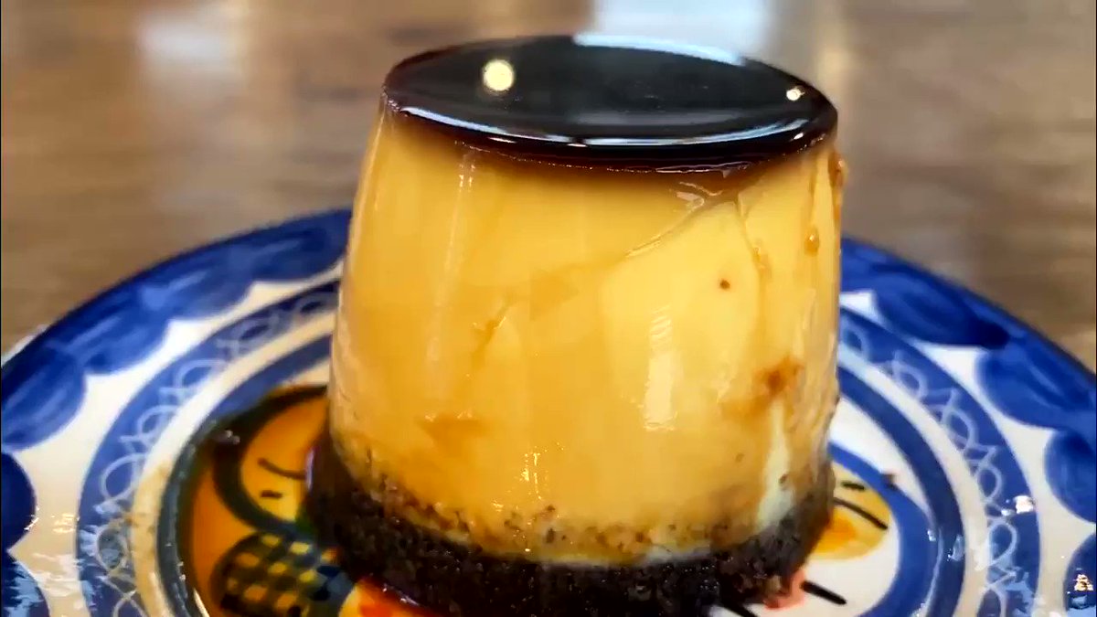 チョコレートスポンジの上にビターなカラメルが相性抜群の「サリューのプリン」がおいしそうです。