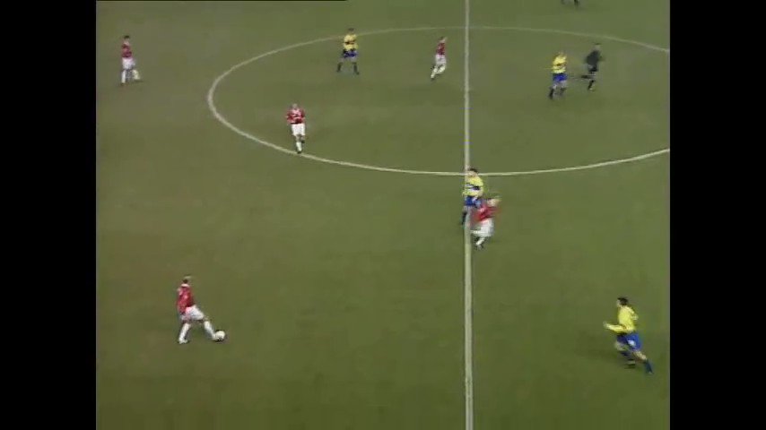Happy 44th birthday to Phil Neville. 

Scorer of fine Champions League goals 