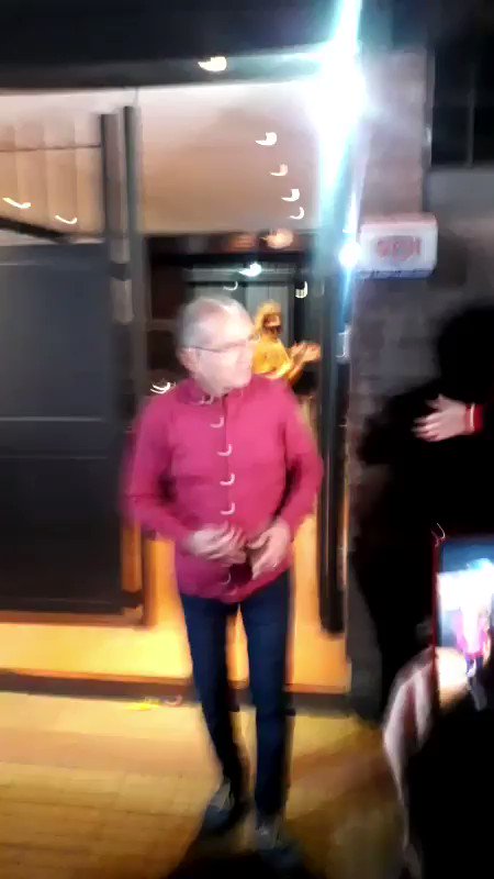 ⚽️👉 #Deportes | Un grupo de personas se reunió en Tolosa, en 4 entre 529 y 530, para cantarle el feliz cumpleaños a Alejandro Sabella, quien está celebrando 65 años de vida. Montaron un León inflable, y el ex DT de la Selección salió a saludar a los vecinos. 👇
