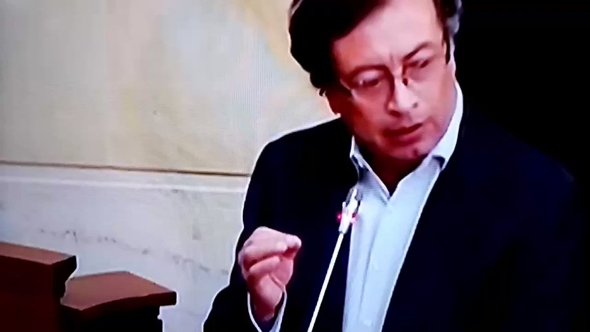Sigan diciendo grandes hptas que Petro es igual a Uribe.Indolentes,infames todos esos que semejan la vida con la muerte.Los periodistas también son cómplices de estas masacres de nuestros indigenas.ustedes que aplaudian a Duque en campaña@lcvelez