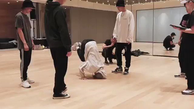 π³π΄ (@hotvscuteyeol) on Twitter photo 2019-11-06 14:59:23 no one: chanyeol: *bites others butts* no one: chanyeol: *bites others butts*