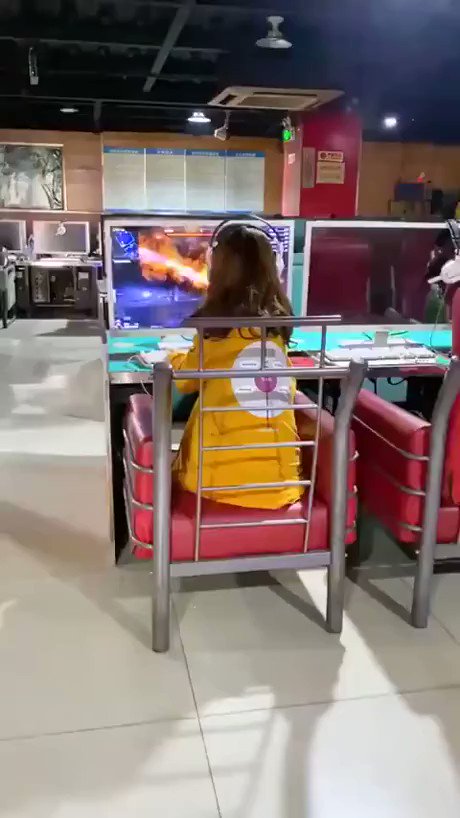 ゲーマーの少女かと思いきや？人間じゃなかったwww