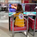 ゲーマーの少女かと思いきや？人間じゃなかった!