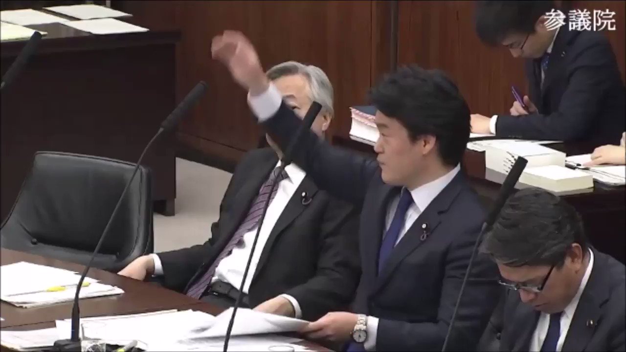 姿勢が悪い 表情が悪い 立憲民主党 小西洋之 ブルーシートの質問している時に何で半身の体で椅子に肘をついて座ってるのか どういう気持ちで座ってるのか 河野太郎防衛大臣 腰が 悪いもんですから色んな形で動きます お許し頂き