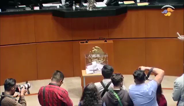 Senadores del PAN acusan al morenista @RicardoMonrealA de fraude en la elección de la titular de la @CNDH. Y circulan en la red este video. (Argumentan que depositó dos votos)