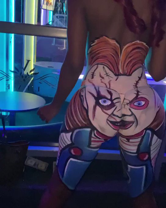 Not your average model... foot on they neck all Halloween 👻 @itsbosstec https://t.co/zf5RFwxz9C<a href="/tag/balenciaga"class="tags"><span>#balenciaga</span></a>