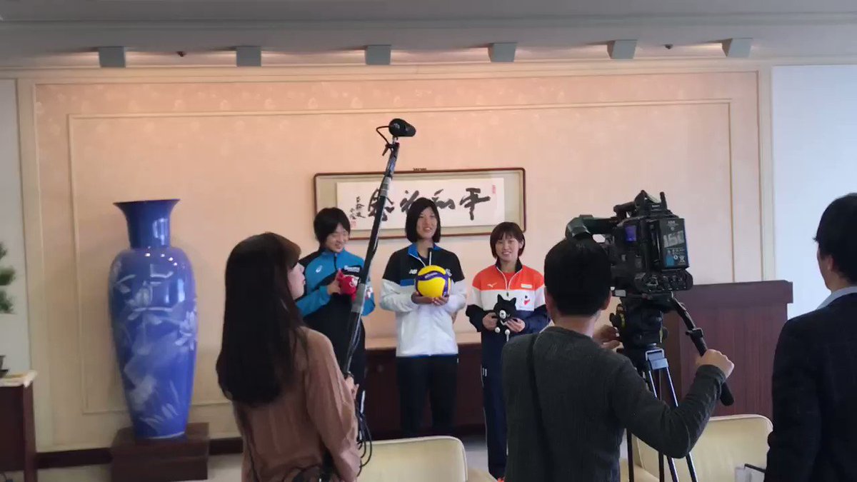 【 #V2女子 】明日の開幕戦を前に、広島会場の参加3チームで広島市 松井市長への表敬訪問を行いました。選手の意気込みも取材いただきテレビ新広島「TSSプライムニュース」にて放送予定です📺お近くの方はぜひご覧下さい‼️#tssプライム#Vリーグ #vleague#Vリーグはバレーだよ#開幕 #バレー