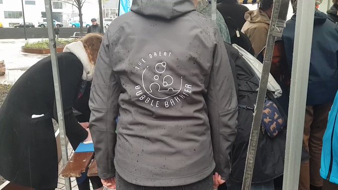 De eerste Bubble Barrier is een feit. 💪
Met dit luchtbellenscherm halen we plastic uit het water van de Amsterdamse grachten. Amsterdam heeft hiermee een wereldwijde primeur in de strijd tegen plasticvervuiling. 👊
👉 https://t.co/pjAyKdhsNS