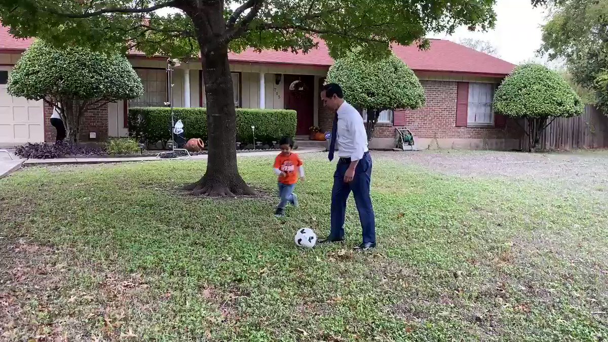 Julián Castro (@JulianCastro) on Twitter photo 2019-11-09 01:18:58 Gotta keep him on his toes... Gotta keep him on his toes...
