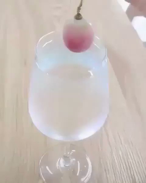 めちゃくちゃ冷たい水の入ってるコップにフルーツを入れた結果