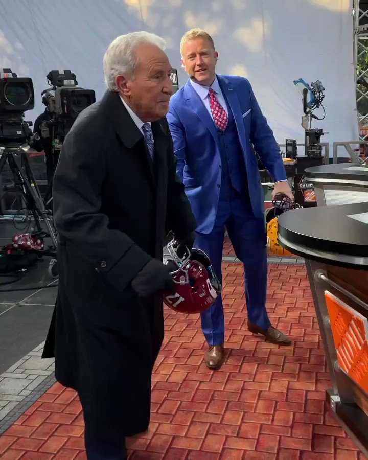 Happy 87th birthday to the legend himself, Lee Corso!

Never change, Coach. 